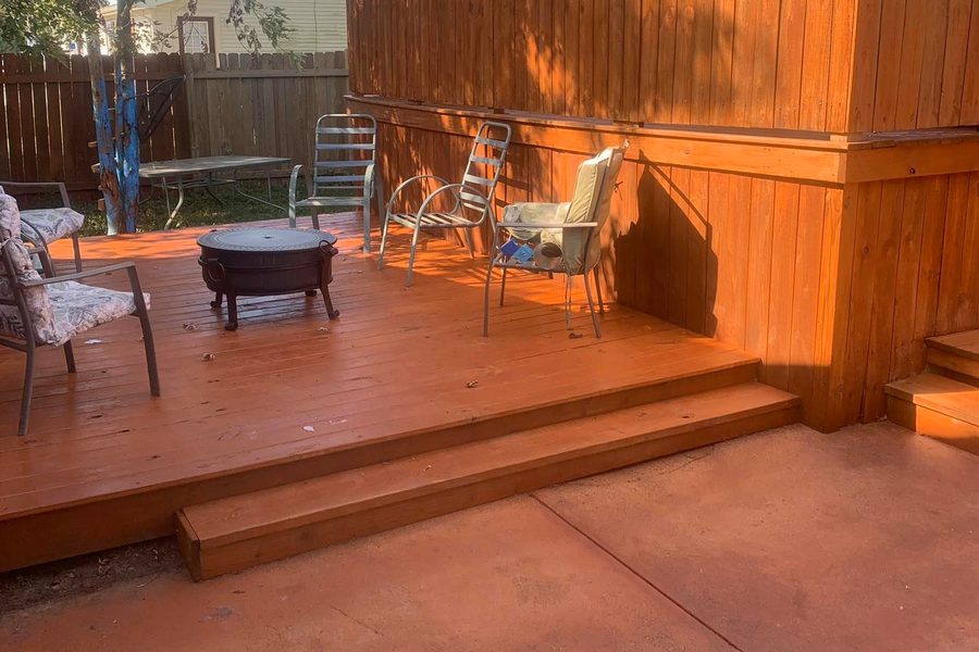 Cedar-toned stained deck with a fire pit, patio chairs and a tall privacy wall at Nolin Lake, Kentucky